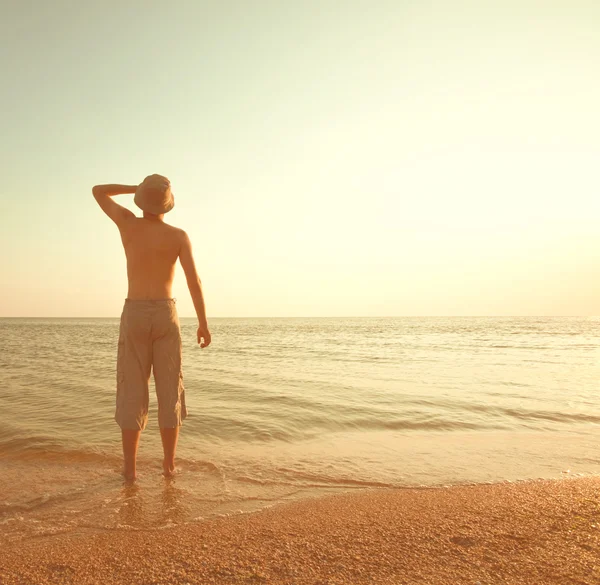 Pojke på stranden — Stockfoto