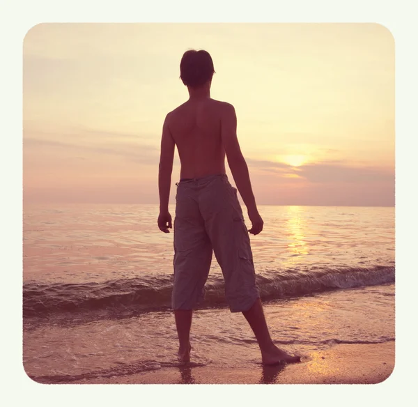 Boy silhouette on beach — Stock Photo, Image