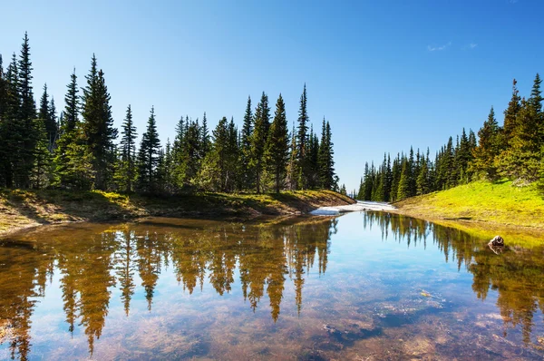 Lago en las montañas — Foto de Stock