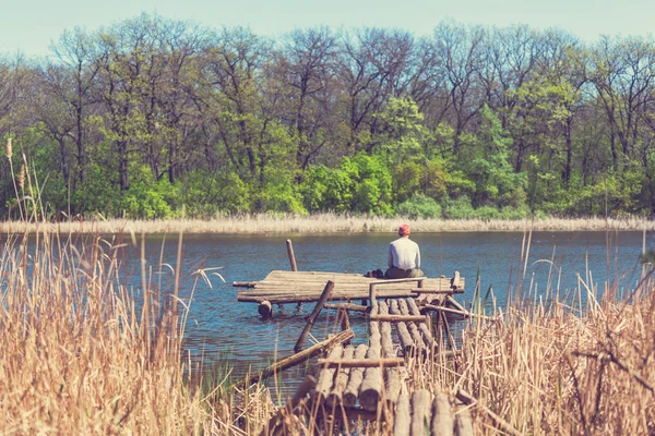 Человек на озере — стоковое фото