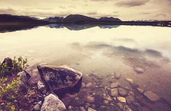 Lago en las montañas — Foto de Stock