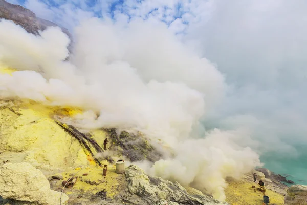 Lago em uma cratera Vulcão Ijen — Fotografia de Stock