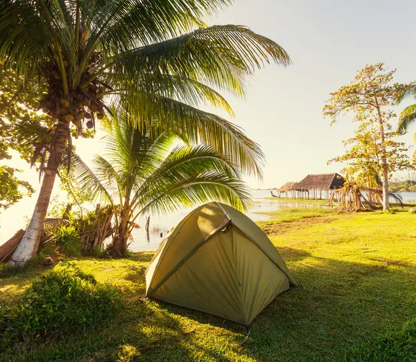 Tent on grassland — Stock Photo, Image