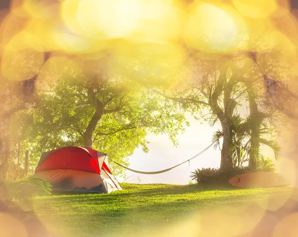 Zelt auf der Wiese — Stockfoto