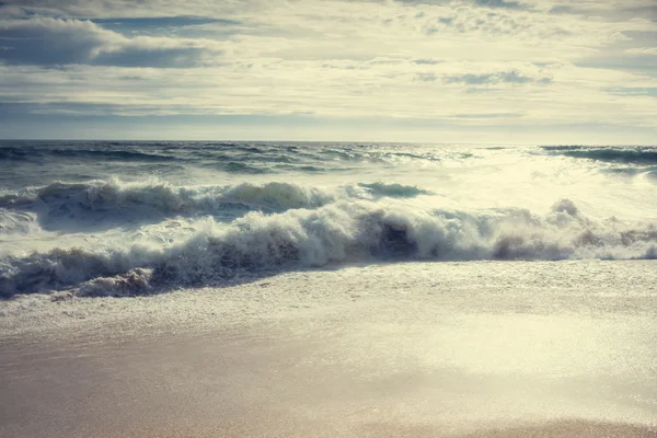 ビーチで波が — ストック写真