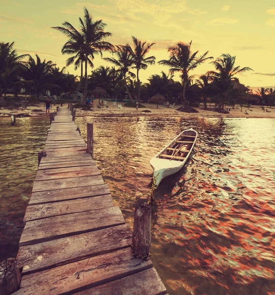 Boat on beach — Stock Photo, Image