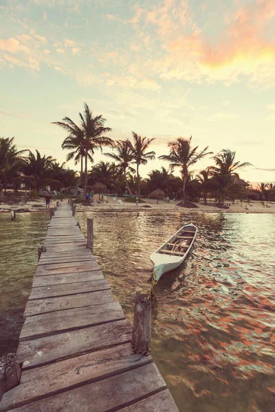 Boat on beach — Stock Photo, Image