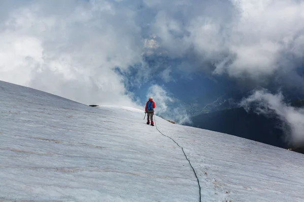 Horolezec na hoře — Stock fotografie