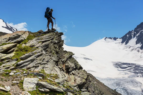 Escursionista in montagna — Foto Stock