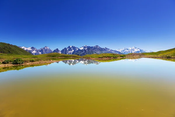 Lago no Cáucaso — Fotografia de Stock