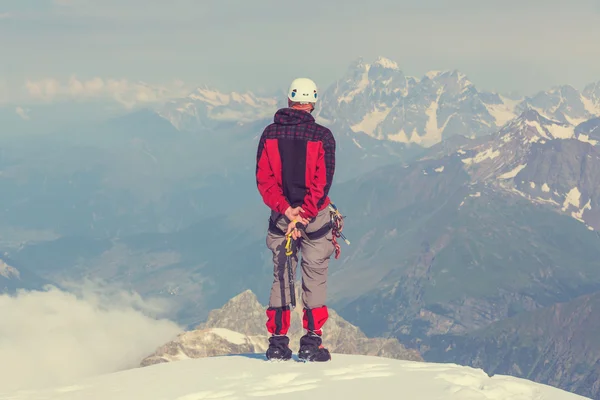 Bergsteiger in den Bergen — Stockfoto