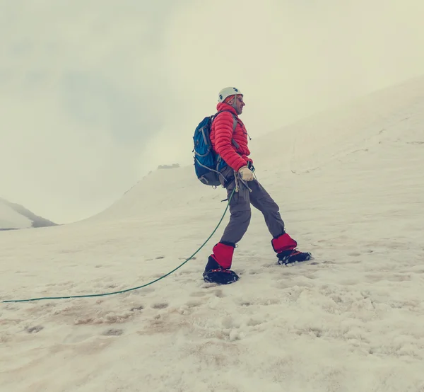 在山的登山者 — 图库照片