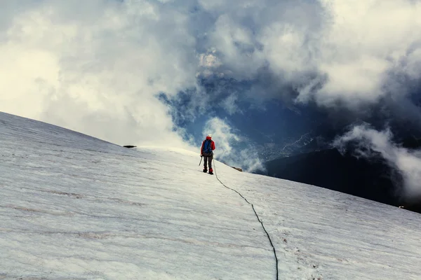 Escalador en las montañas — Foto de Stock