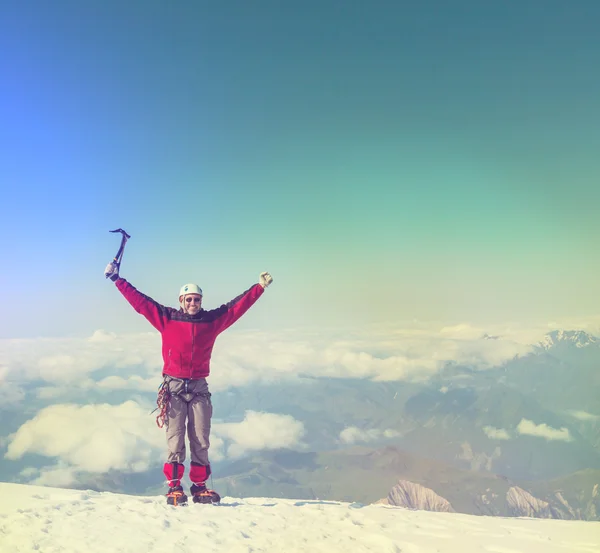 Climber on peak — Stock Photo, Image