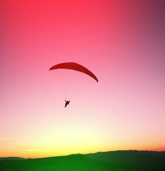 Paraglider in lucht — Stockfoto