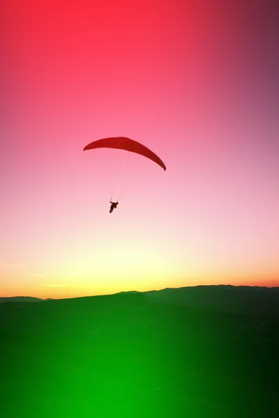 Paraglider in lucht — Stockfoto