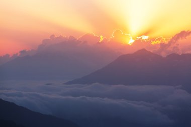 dağlarda günbatımı üzerinde