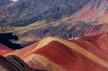 Vinicunca, Cusco Bölgesi, Peru 'da yürüyüş sahnesi. Montana de Siete Renkleri, Gökkuşağı Dağı.