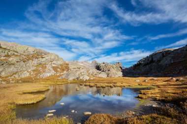 Wyoming, ABD 'de Wind River Range' de yürüyüş. Sonbahar mevsimi.