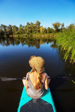 Şafakta yaz nehrinde şişme kürek tahtası