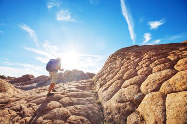 Utah dağlarında yürüyüş. Alışılmadık doğal manzaralarda yürüyüş. Fantastik kumtaşı oluşumları.
