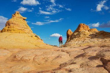 Utah dağlarında yürüyüş. Alışılmadık doğal manzaralarda yürüyüş. Fantastik kumtaşı oluşumları.