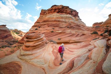 Utah dağlarında yürüyüş. Alışılmadık doğal manzaralarda yürüyüş. Fantastik kumtaşı oluşumları.