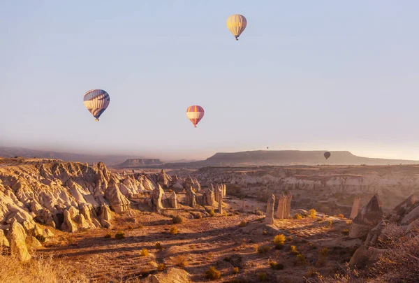 Barevné Horkovzdušné Balóny Národním Parku Goreme Cappadocia Turecko Slavná Turistická — Stock fotografie