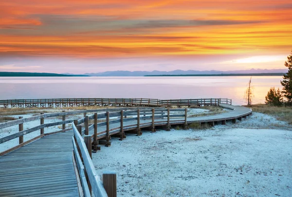 Drewniane Promenady Terenach Geotermalnych Parku Narodowego Yellowstone Wyoming Usa — Zdjęcie stockowe