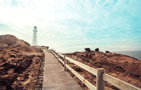 Ein Leuchtturm Einer Malerischen Meeresküste — Stockfoto