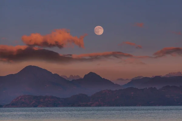 满月的夜晚湖面 — 图库照片