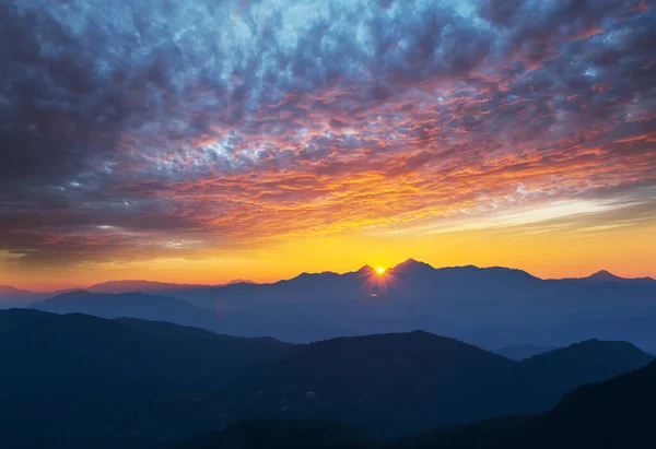 Scenic Sunset Nas Montanhas Fundo Natural Bonito — Fotografia de Stock