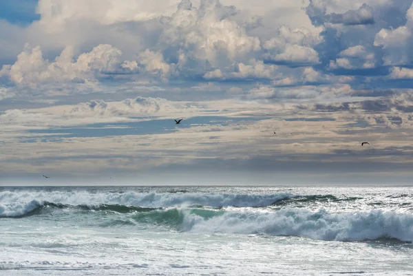 Kumsalda Mavi Dalga Bulanık Arkaplan Güneş Işığı Lekeleri Dramatik Doğal — Stok fotoğraf