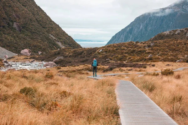 Man Wandelen Wandelroute Met Mount Cook National Park Prachtige Bergregio — Stockfoto