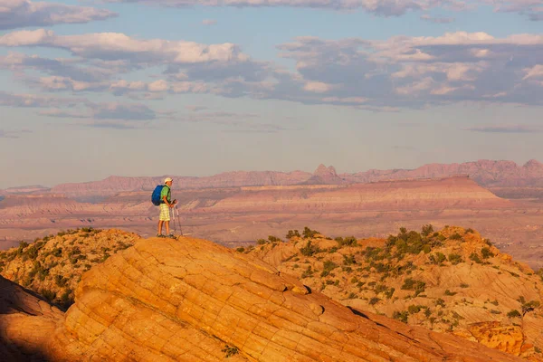 Vandra Utah Bergen Vandring Ovanliga Naturlandskap Fantastiska Former Sandsten Formationer — Stockfoto