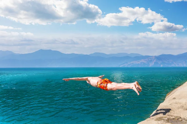 Uomo Butta Una Scogliera Lago Montagna — Foto Stock