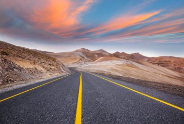 Dağlarda manzaralı bir yol. Seyahat arkaplanı.
