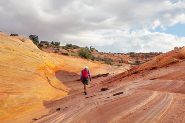 Utah dağlarında yürüyüş. Alışılmadık doğal manzaralarda yürüyüş. Fantastik kumtaşı oluşumları.
