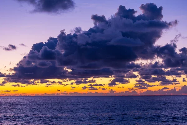 Natursköna Färgglada Solnedgången Vid Havskusten Bra För Tapeter Eller Bakgrundsbild — Stockfoto