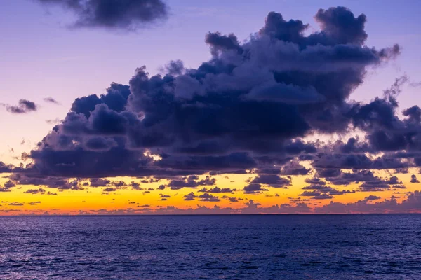 Scenografico Tramonto Colorato Sulla Costa Del Mare Buono Carta Parati — Foto Stock