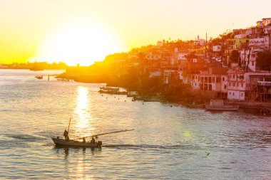 Gün batımında Meksika 'da bir balıkçı kasabası.