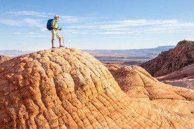 Utah dağlarında yürüyüş. Alışılmadık doğal manzaralarda yürüyüş. Fantastik kumtaşı oluşumları.