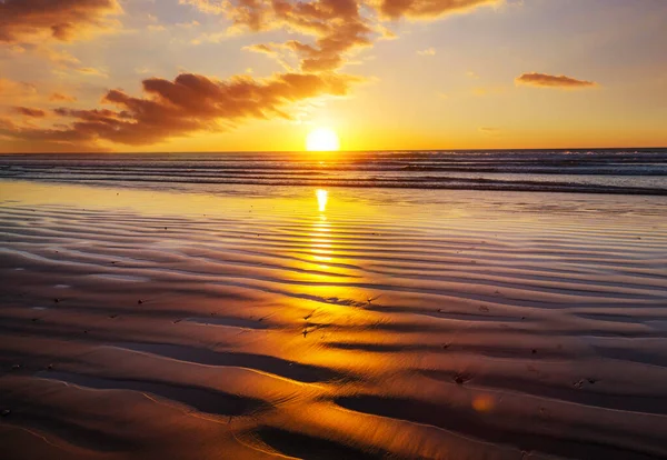 Scenografico Tramonto Colorato Sulla Costa Del Mare Buono Carta Parati — Foto Stock