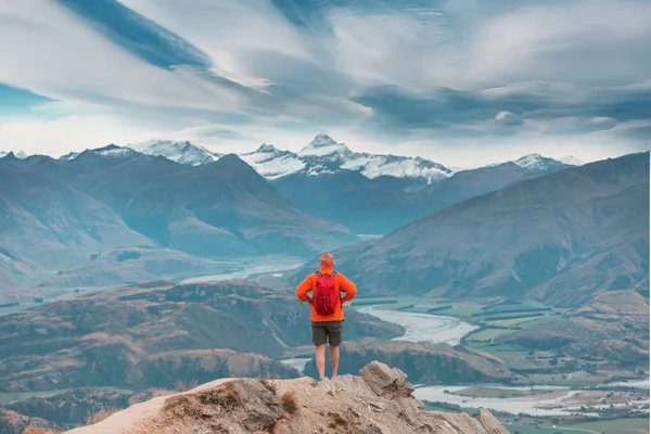 Traveler Hiking Roys Peak New Zealand Lake Wanaka — Stock Photo, Image
