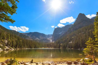 Yaz mevsiminde dağlarda huzur gölü. Güzel doğal manzaralar..