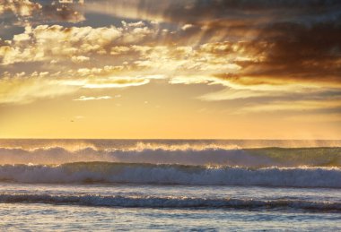 Kumsalda mavi dalga. Dramatik doğal arka plan.