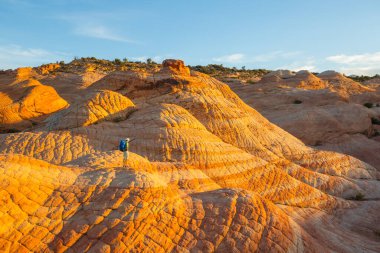 Utah dağlarında yürüyüş. Alışılmadık doğal manzaralarda yürüyüş. Fantastik kumtaşı oluşumları.