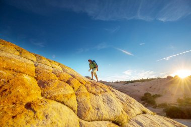 Utah dağlarında yürüyüş. Alışılmadık doğal manzaralarda yürüyüş. Fantastik kumtaşı oluşumları.