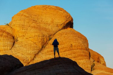 Utah dağlarında yürüyüş. Alışılmadık doğal manzaralarda yürüyüş. Fantastik kumtaşı oluşumları.