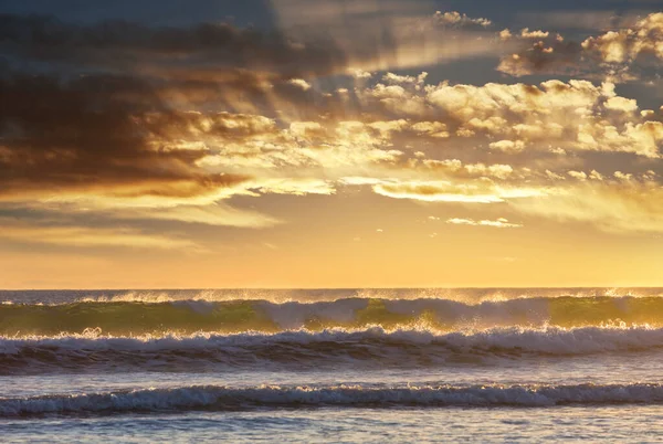 Blå Våg Stranden Dramatisk Naturlig Bakgrund — Stockfoto